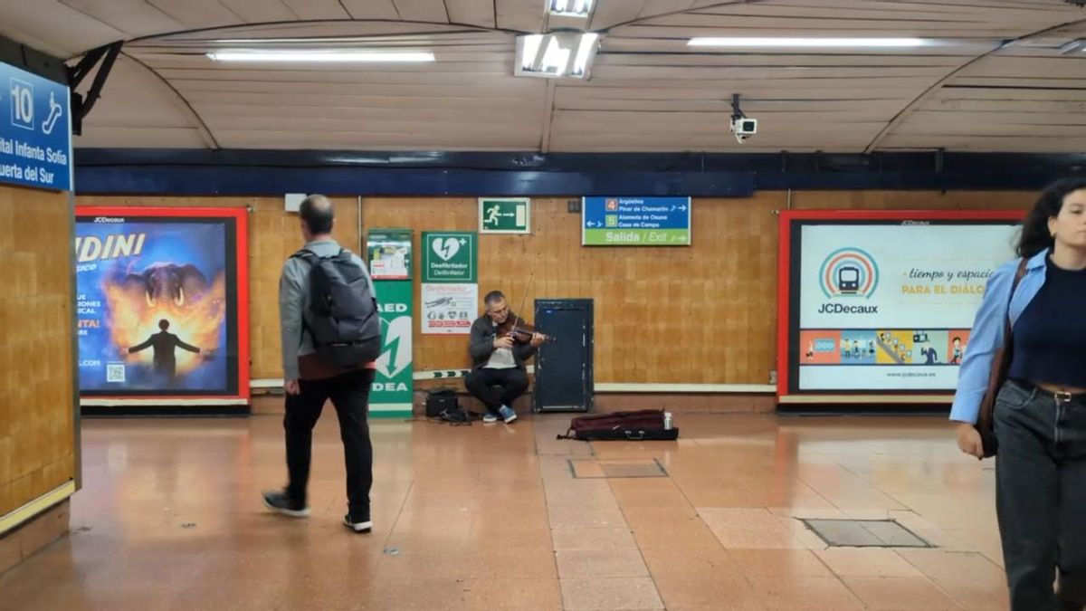 Un violinista toca 'My Way', de Frank Sinatra, en la estación de Alonso Martínez (Madrid)