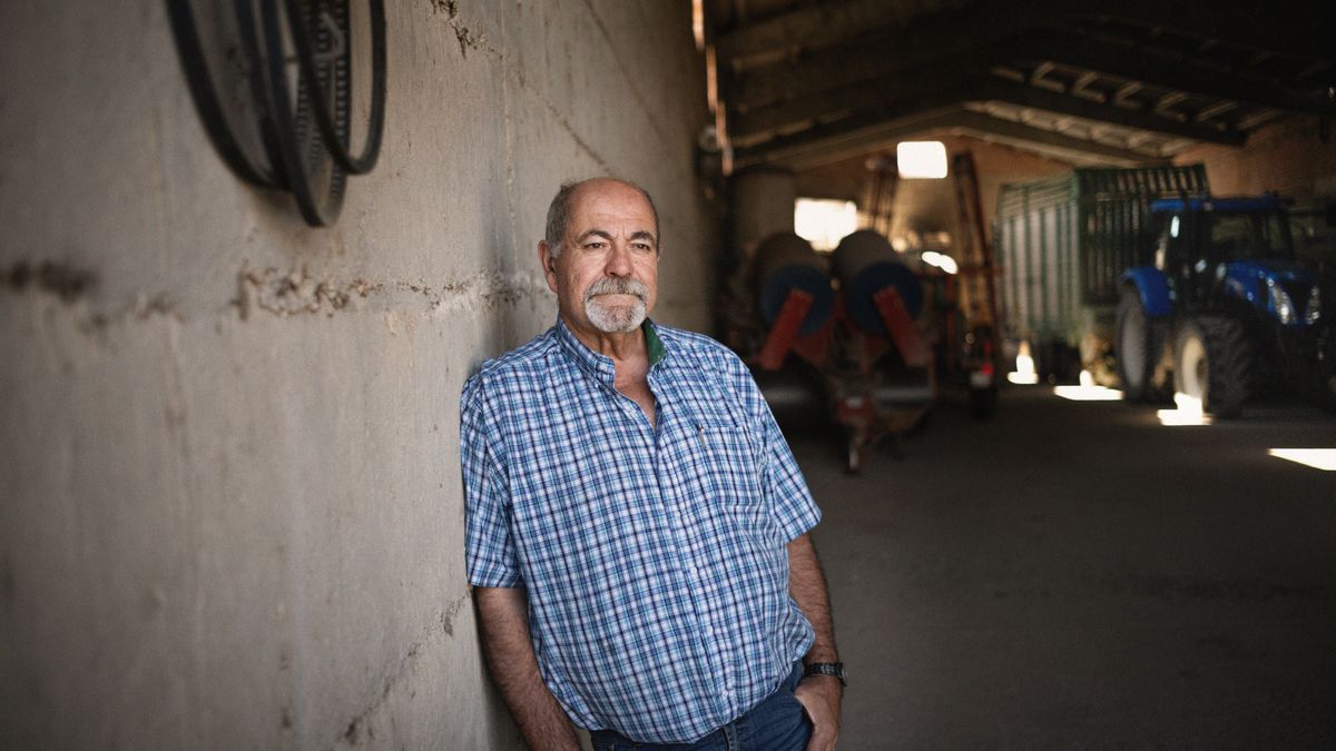 Jaume Pedrós, cultivador de alfalfa en Linyola (Lleida), el pasado abril junto a sus tractores.