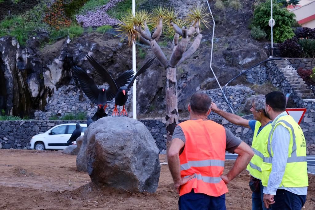 Borja Perdomo y los técnicos observan el conjunto escultórico.