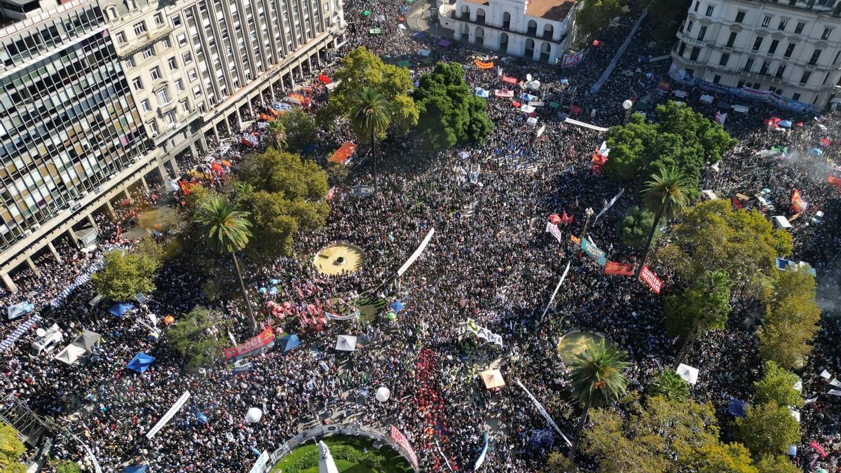 Miles de personas toman las calles en el 50 aniversario del golpe en Argentina en honor a los desaparecidos: “Que digan dónde están”