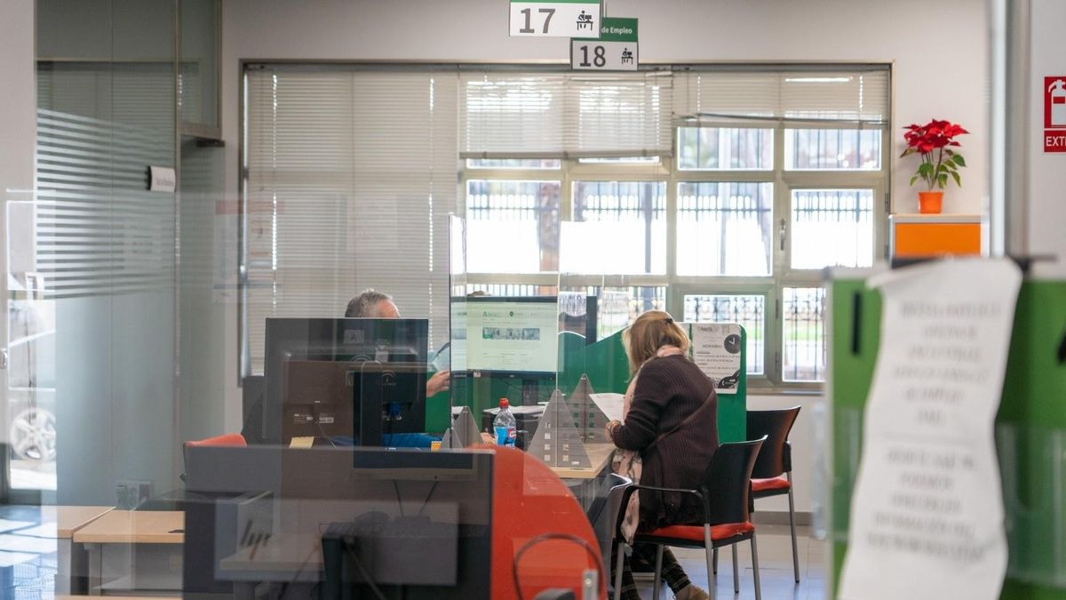 Archivo - Interior de una oficina del INEM, en una foto de recurso.