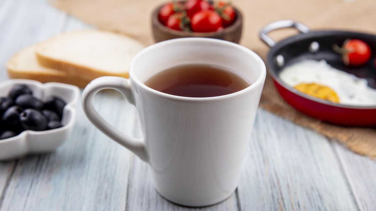 Una taza de té caliente puede ayudar a refrescar el cuerpo.
