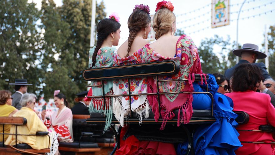 Coches de caballos pasean por el real en la jornada de este martes de Feria.
