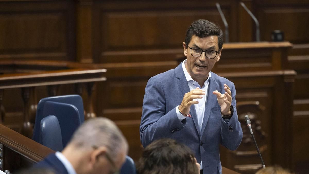 Canarias anuncia una prueba piloto del bono único de transporte en diciembre, pero aplaza su implantación general a 2027
