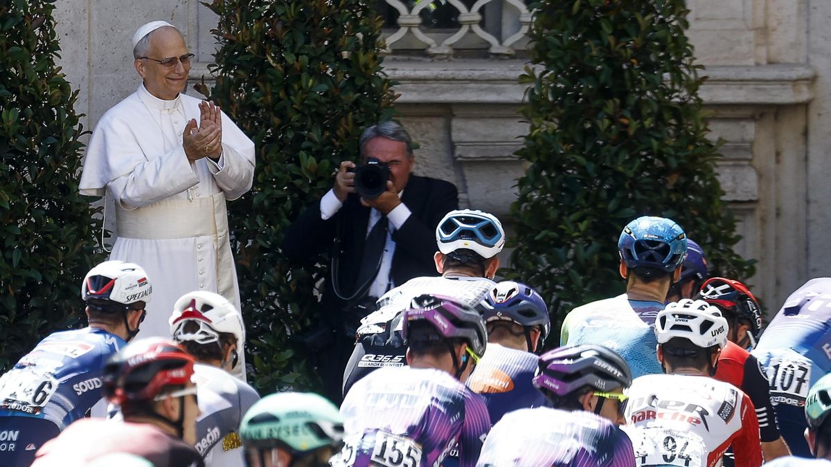 El papa León XIV saluda a los ciclistas del Giro a su entrada al Vaticano