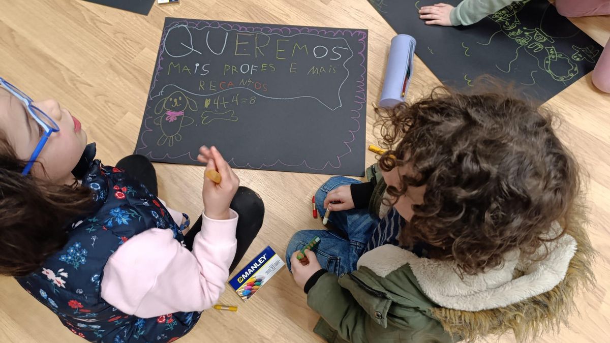 Alumnas en el encierro del colegio Monte dos Postes (Santiago de Compostela)