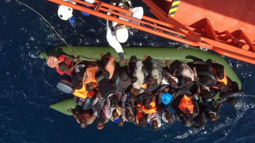 Rescatadas 61 personas de dos pateras en el mar de Alborán