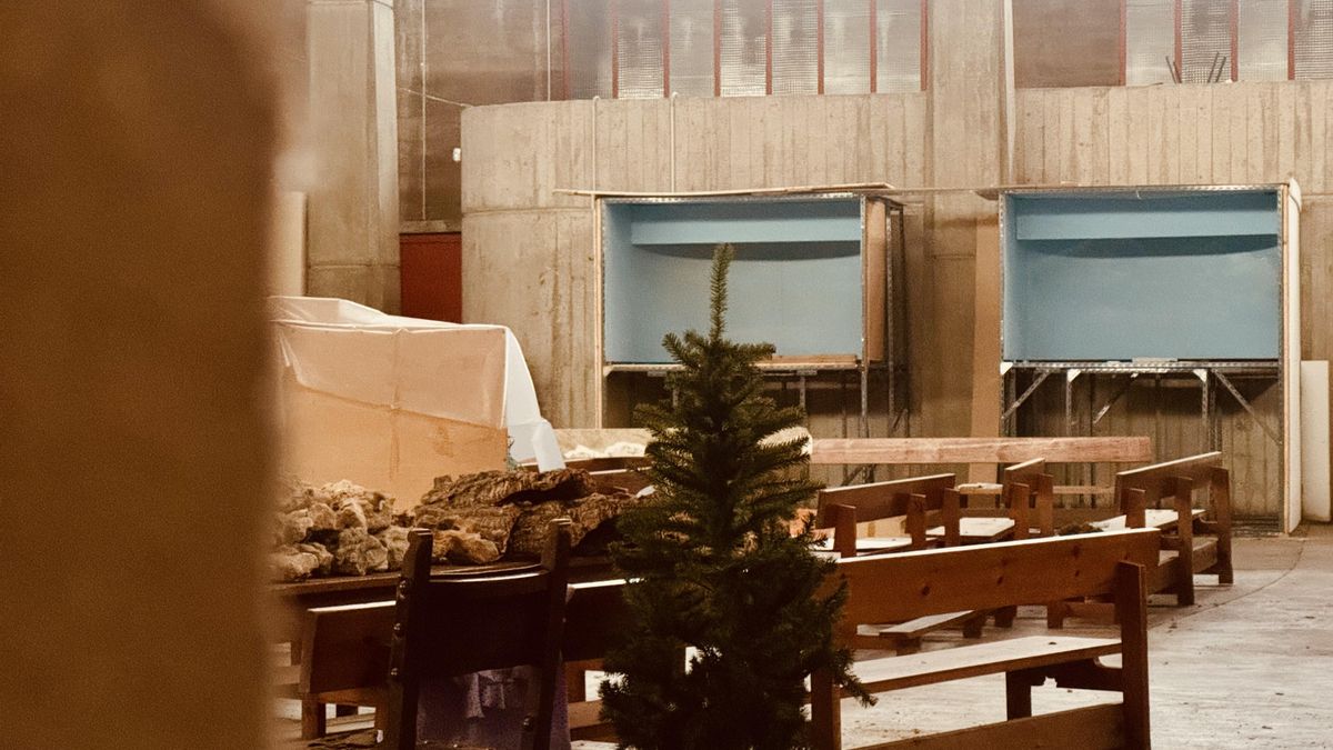 Dentro de la iglesia del 3 de marzo de 1976 en Vitoria: balazos en la ventana, belenes dejados de la mano de Dios y goteras