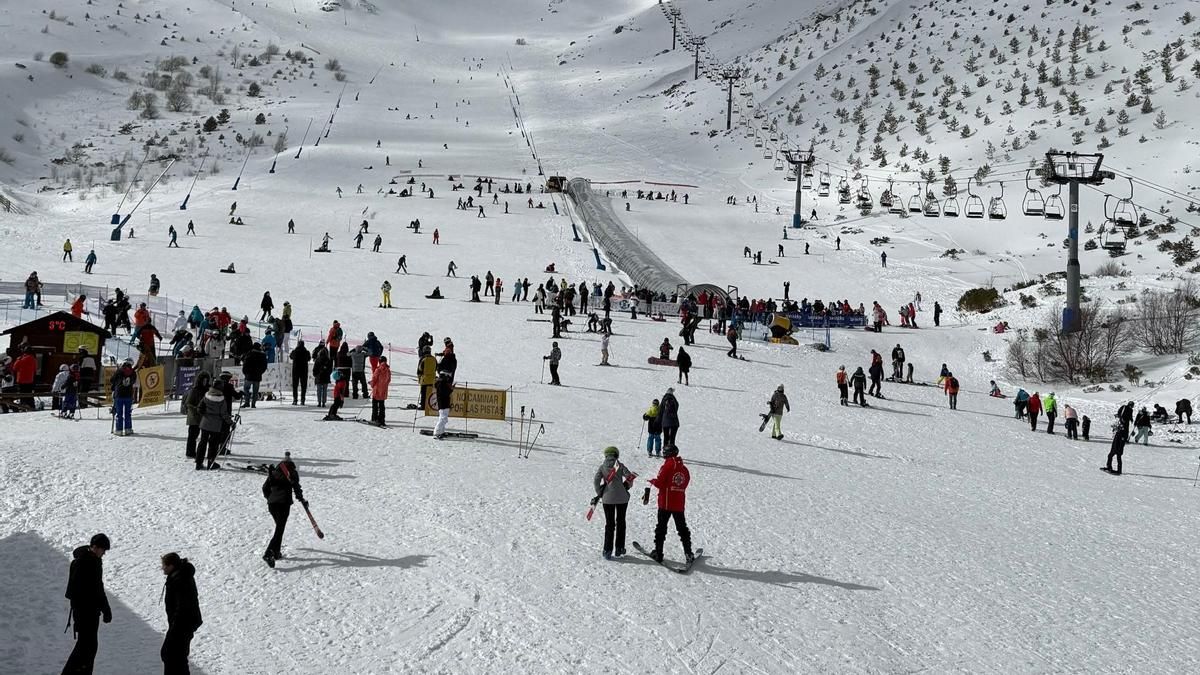 San Isidro y Leitariegos superan los 8.500 esquiadores un fin de semana de mucha nieve y viento