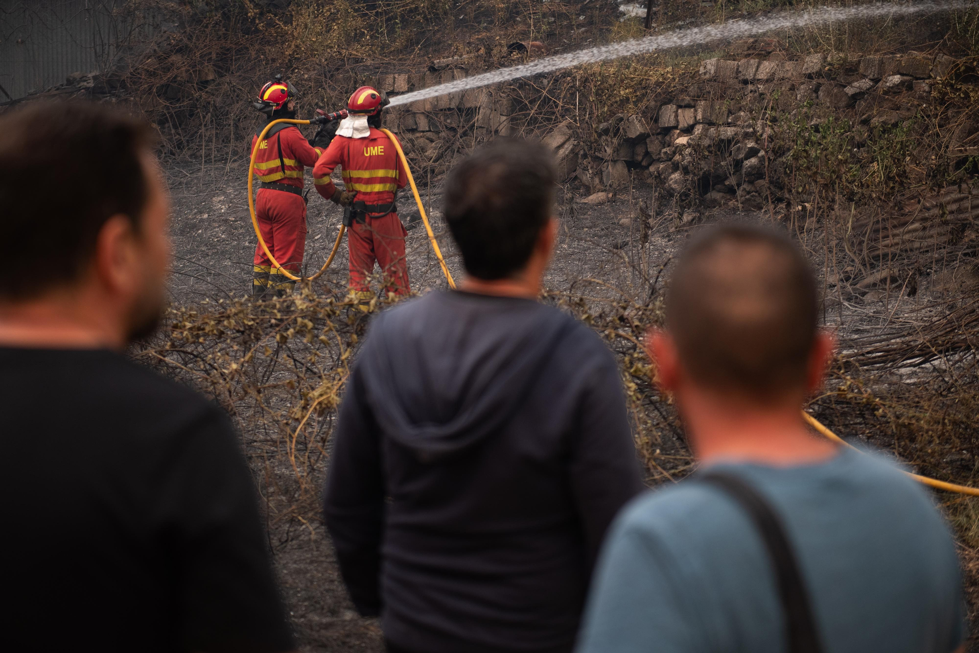 Personal de la UME apagando fuegos en viviendas y naves en Piedralaves, durante el incendio de Burgohondo, a 26 de julio de 2026, en Piedralaves, Ávila, Castilla y León (España)