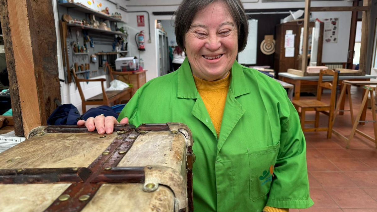 Eva, en el taller de restauración.