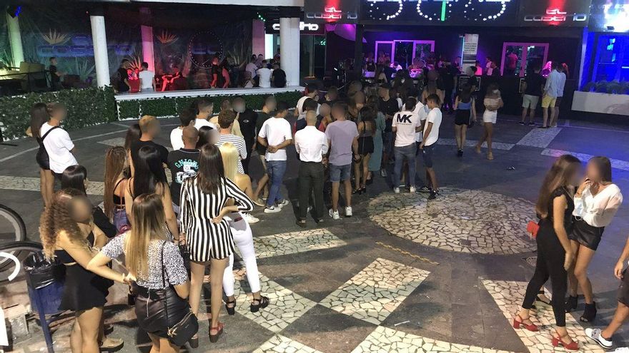 Canarias cierra el ocio nocturno al completo y restringe las visitas y salidas en centros de mayores