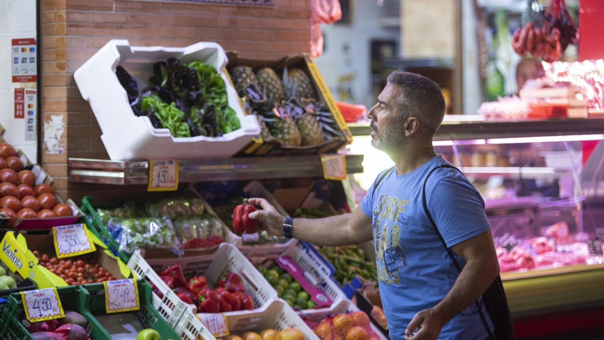 Archivo - Un hombre comprando en un mercado de abastos de Triana. Imagen de archivo.
