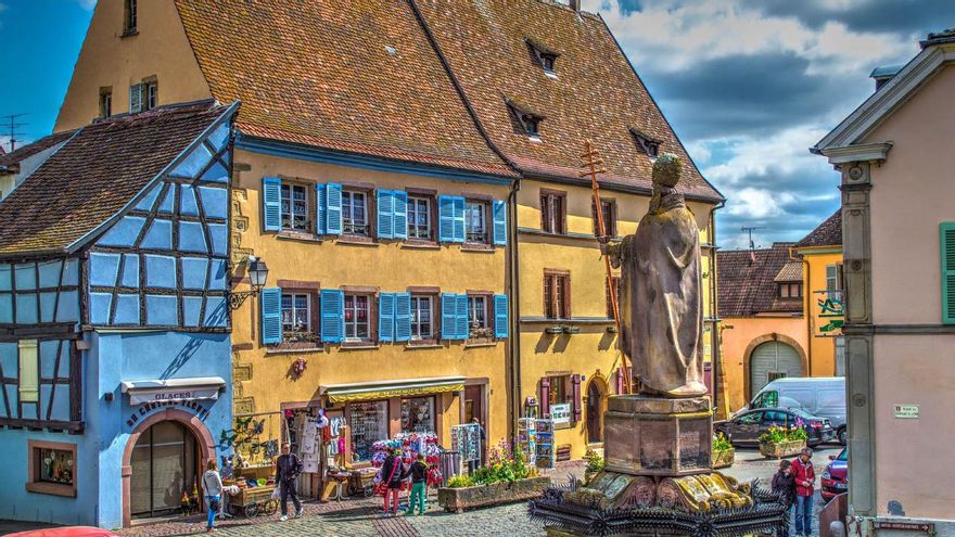 La Place du Château de Eguisheim, en Alsacia.
