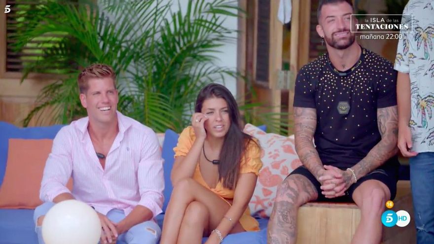 Carlos, junto a Lola en el sofá