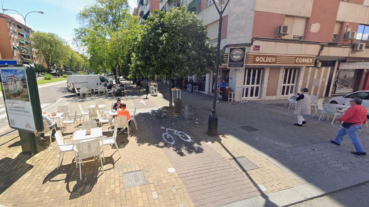Avenida de Barcelona. El carril bici transita por la acera junto a comercios y veladores