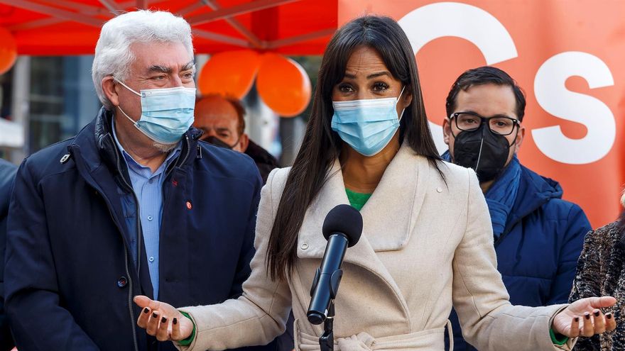 La vicealcaldesa y portavoz del Grupo Municipal de Ciudadanos en el Ayuntamiento de Madrid, Begoña Villacís junto con el candidato de Ciudadanos a las Cortes de Castilla y León por la provincia de Burgos, José Ignacio Delgado en un acto de campaña en Burgos.