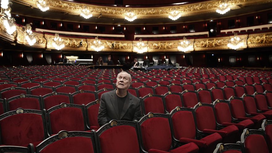 El dramaturgo y director de escena estadounidense Bob Wilson, sentado en la platea del LIceu en 2024, cuando se representó su montaje escénico de 'El Mesías' de Haëndel