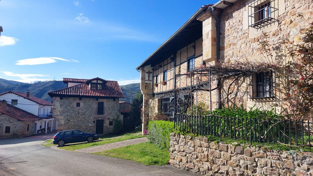 A menos de una hora de Santander: el pequeño pueblo medieval con un sendero que atraviesa bosques y cascadas