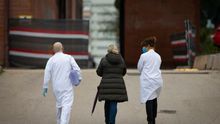 Sanitarios extranjeros esperan el permiso del Gobierno para unirse a la respuesta contra el virus: "Estoy sentada sabiendo que puedo ayudar"
