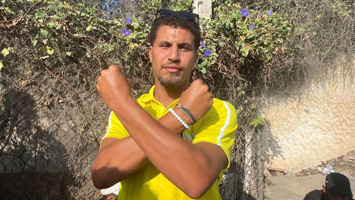 Hassan cruza los brazos como muestra de rechazo a su regreso a Marruecos.