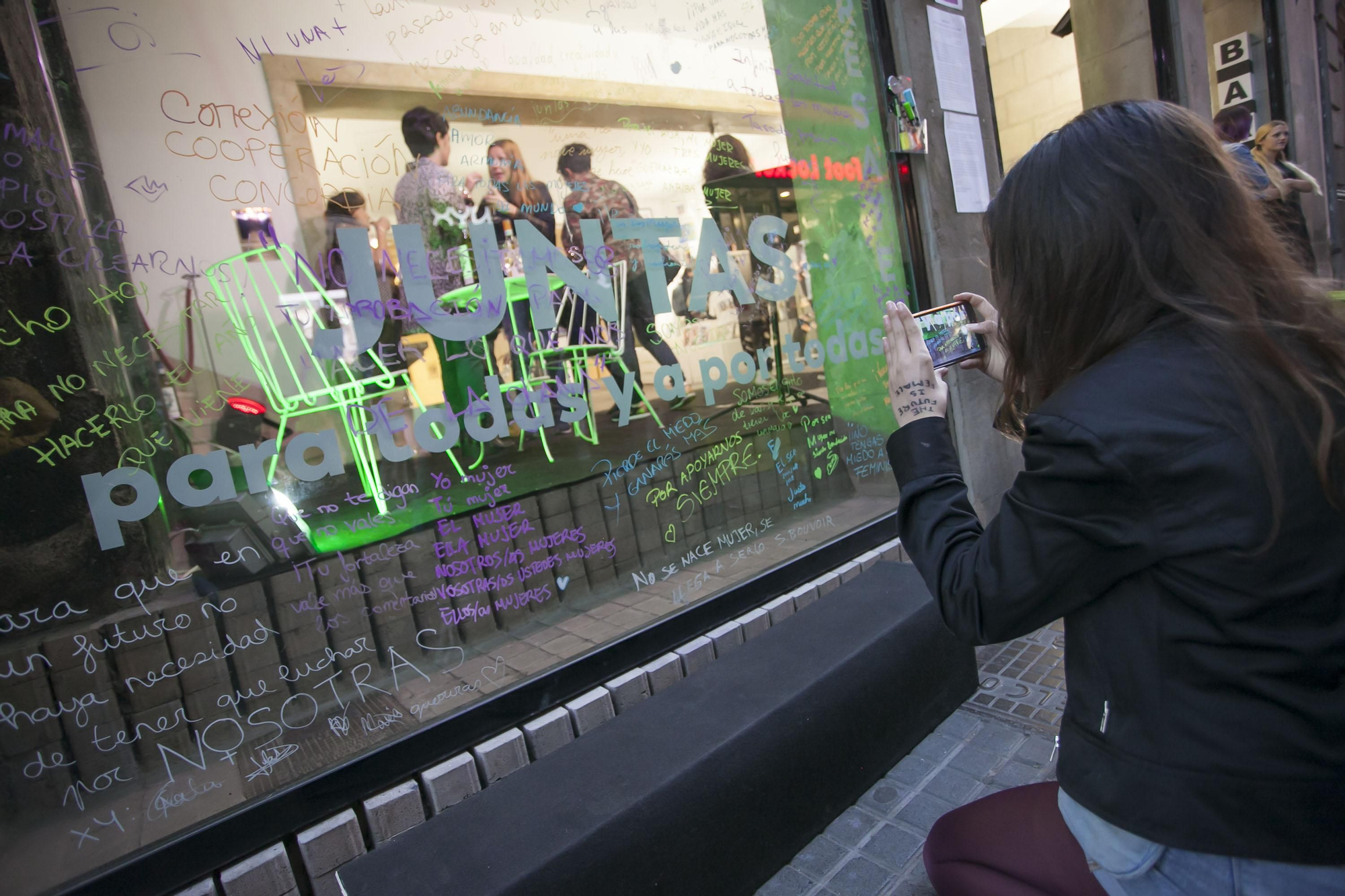 'Performance' organizado por fuera del Círculo de Bellas Artes, en la calle del Castillo