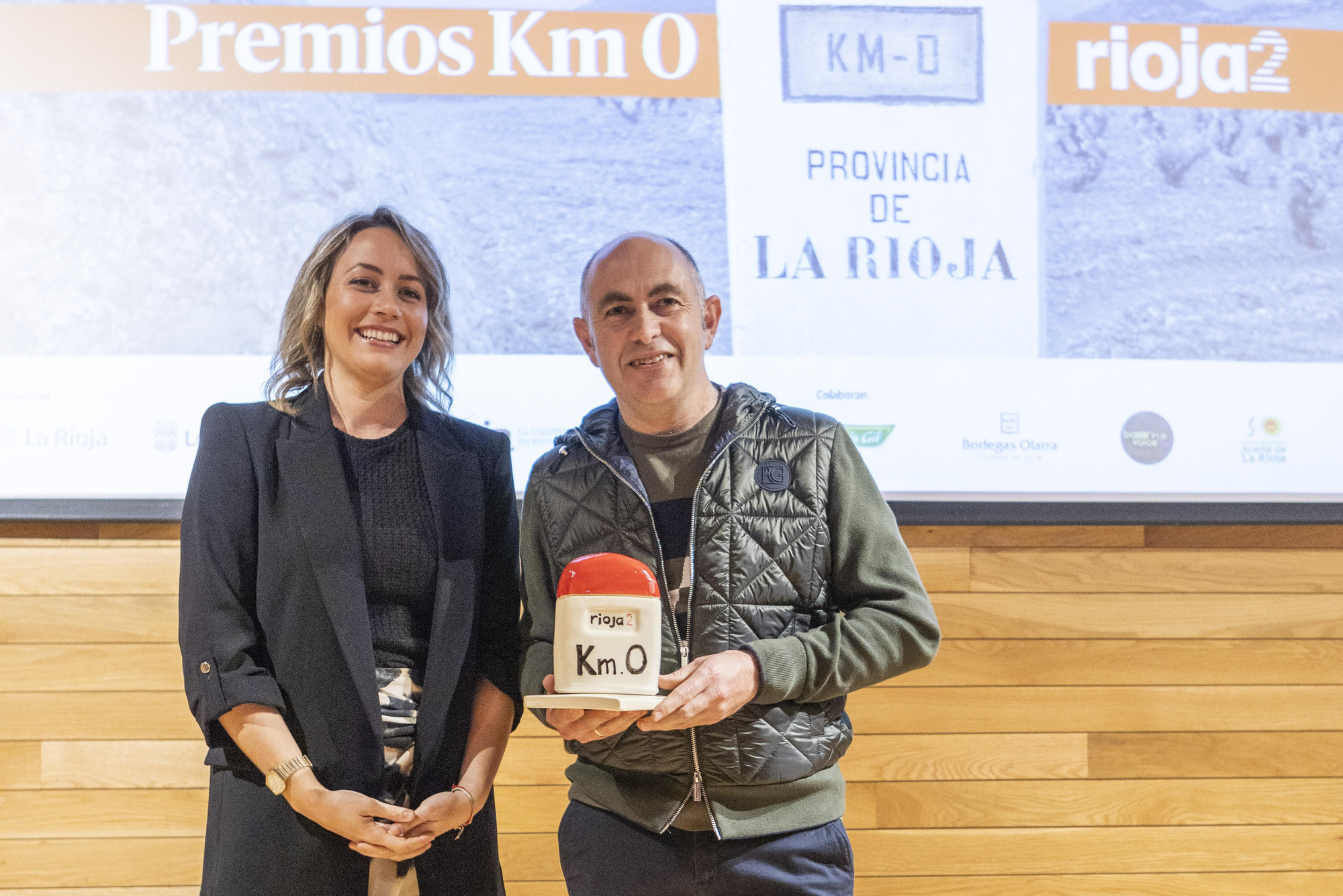 Premio KM0 Rioja Rural a Venta Moncalvillo. Entrega el premio el Consejo Regulador y lo recoge el chef Ignacio Echapresto