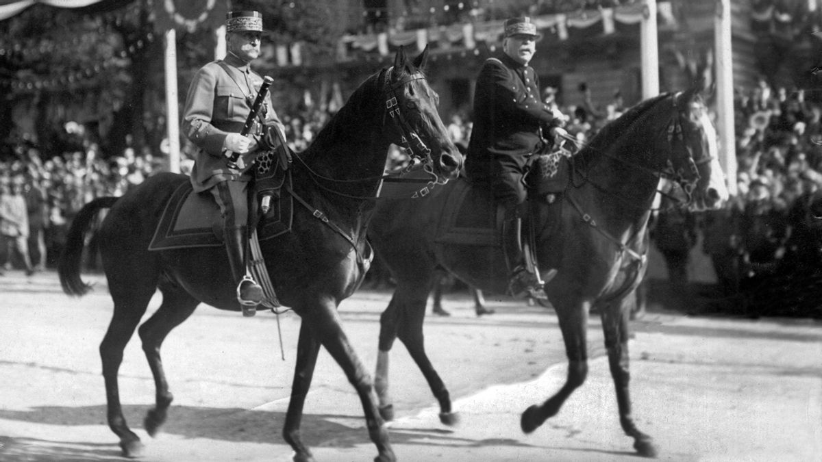 Los mariscales Ferdinand Foch (i) y Joseph Joffre encabezan el desfile militar que se desarrolla en la avenida de la Grande Armée para celebrar la victoria de los Aliados contra Alemania en la Gran Guerra y la firma del Tratado de Versalles