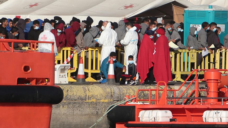 Hombres, mujeres y niños hacinados en el muelle de Arguineguín este lunes