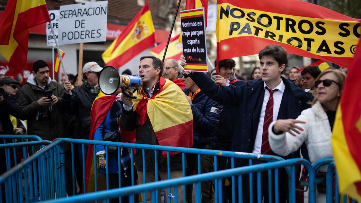 Varias personas se manifiestan en Ferraz tras un acto del PP contra la amnistía, a 3 de diciembre de 2023, en Madrid (España).