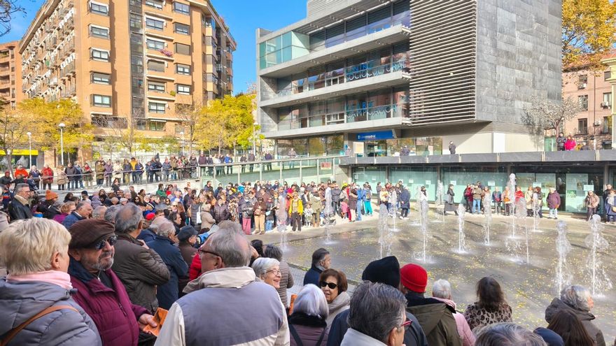 Una nutrida protesta en Retiro exige a Almeida reabrir el polideportivo Daoíz y Velarde después de su cierre indefinido