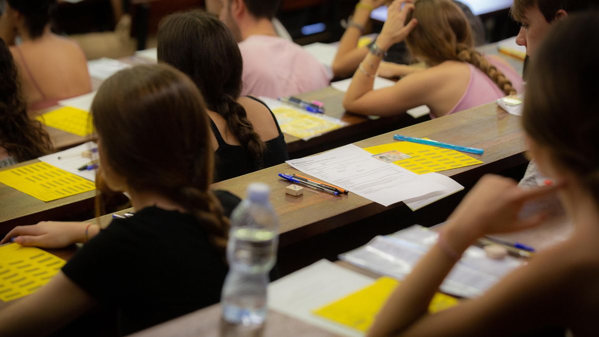 Archivo - Varios alumnos antes de comenzar uno de los exámenes de las pruebas de acceso a la universidad.