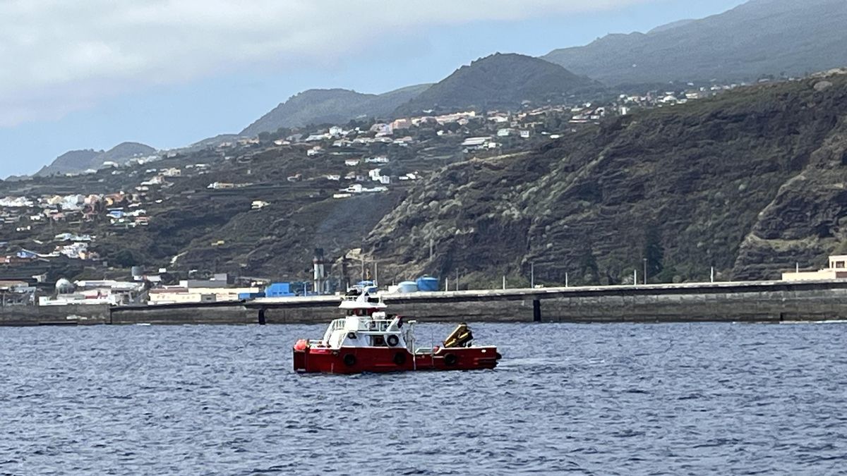 El barco  'Pisko Uno', este viernes, 30 de mayo, frente a la playa Santa Cruz de La Palma.