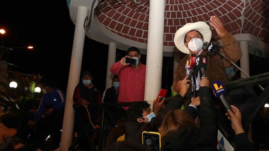 El izquierdista Pedro Castillo irá a la segunda vuelta de las elecciones presidenciales en Perú, según los primeros sondeos