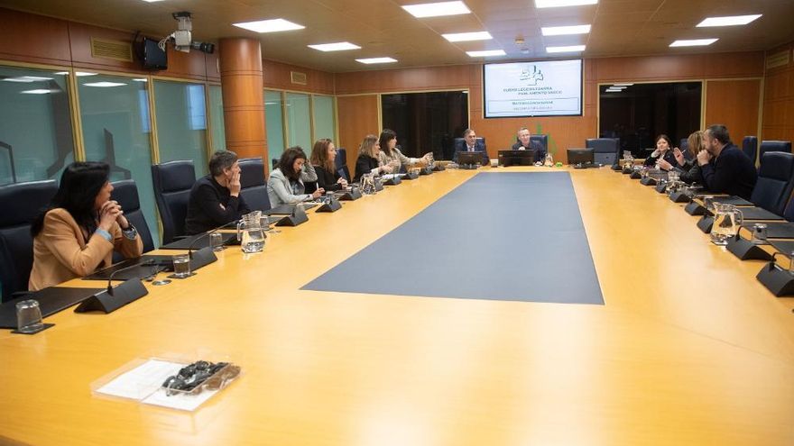 El Parlamento no ve incompatibilidades en los 75 nuevos electos pero los datos en Euskadi siguen siendo secretos