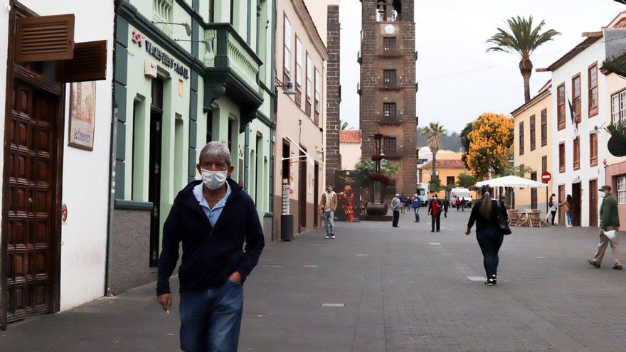 Un hombre camina por las calles de La Laguna