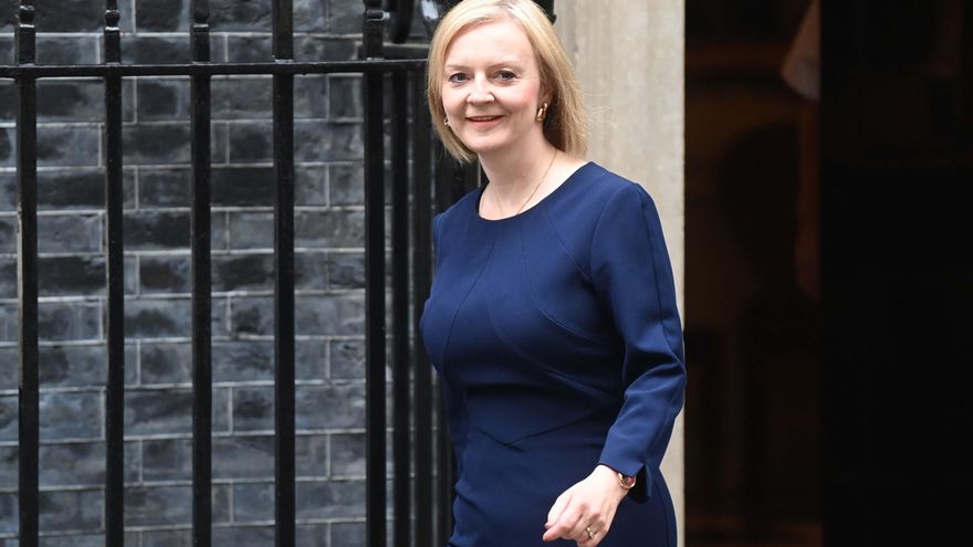 La primera ministra de Gran Bretaña, Liz Truss, sale este viernes de 10 Downing Street antes de una declaración en el Parlamento británico. EFE/EPA/NEIL HALL