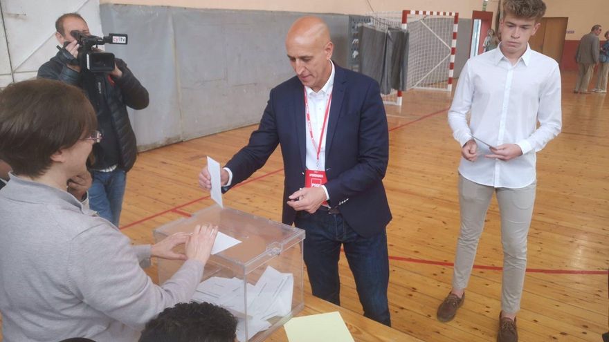 El candidato del PSOE a la reelección al frente del Ayuntamiento de León, José Antonio Diez, ejerce su derecho a voto el 28M.