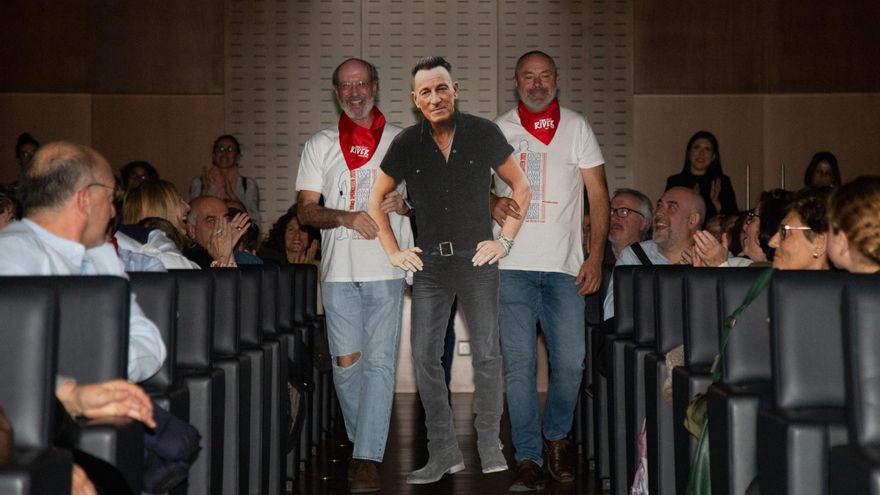Un Bruce Springsteen de cartón se paseó por Peralejos de las Truchas para volver a invitar al cantante a la localidad