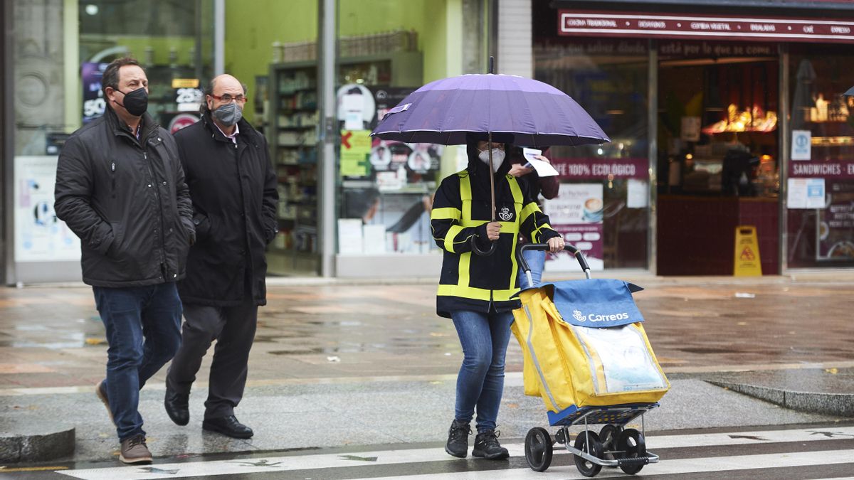 Archivo - Varias personas con mascarilla cruzan un paso para peatones en Santander