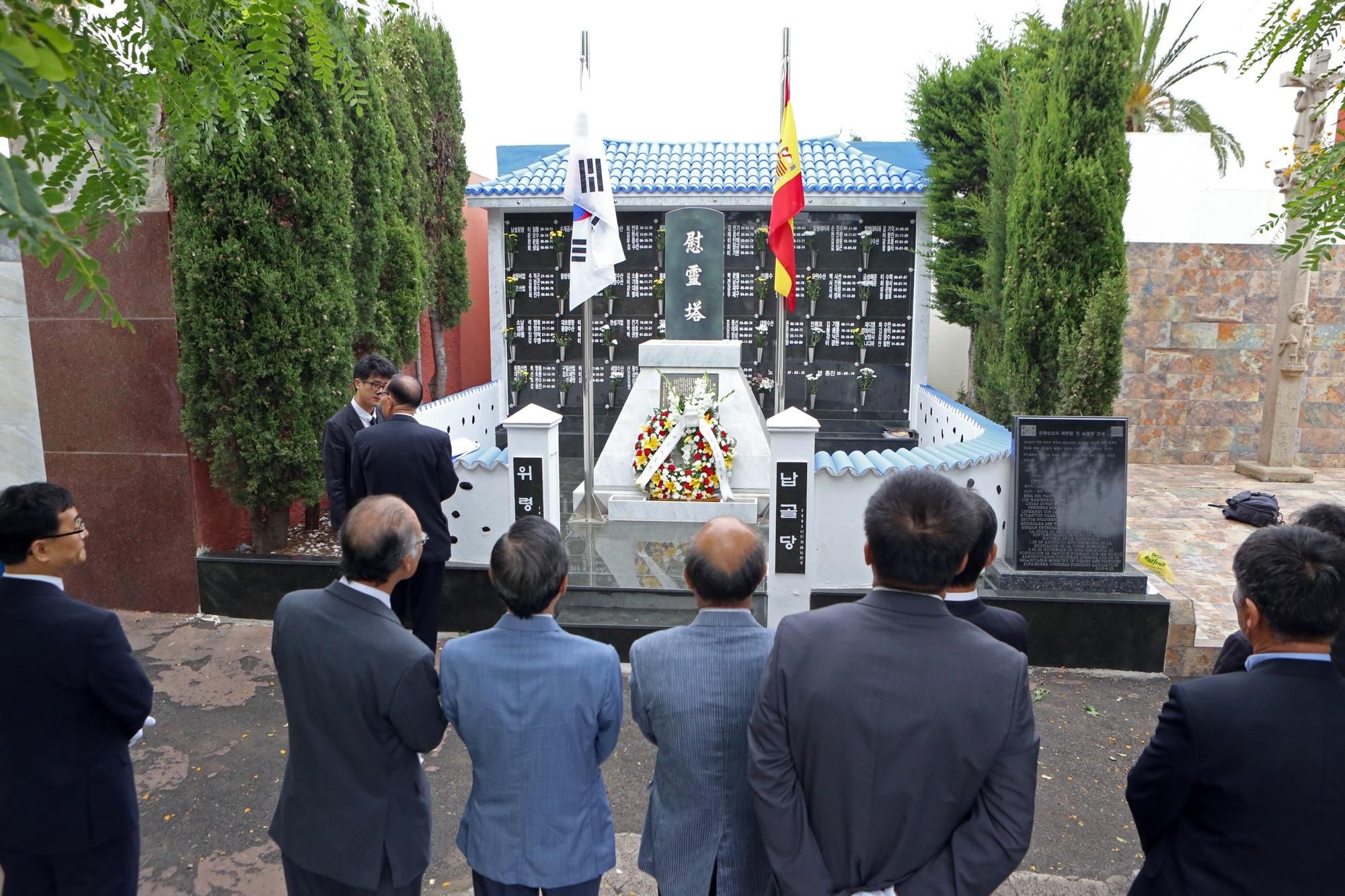 Ceremonia del traslado de marinos coreanos enterrados en el cementerio de San Lázaro (Alejandro Ramos)