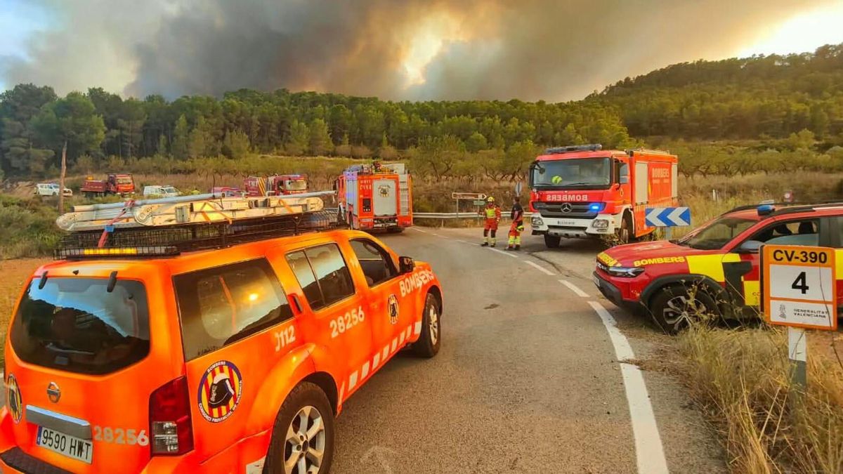Un incendio en Tuéjar (Valencia) obliga a movilizar 14 medios aéreos y a la UME