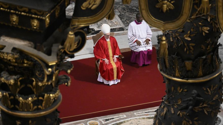 El papa pide en la Vigilia traer esperanza mientras soplan "tantos vientos de muerte"