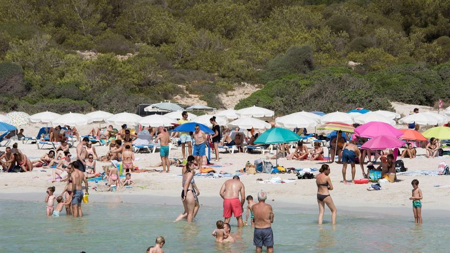 Financiar con la ‘ecotasa’ un festival pop y viviendas: Balears debate el uso de un impuesto clave para conservar las islas