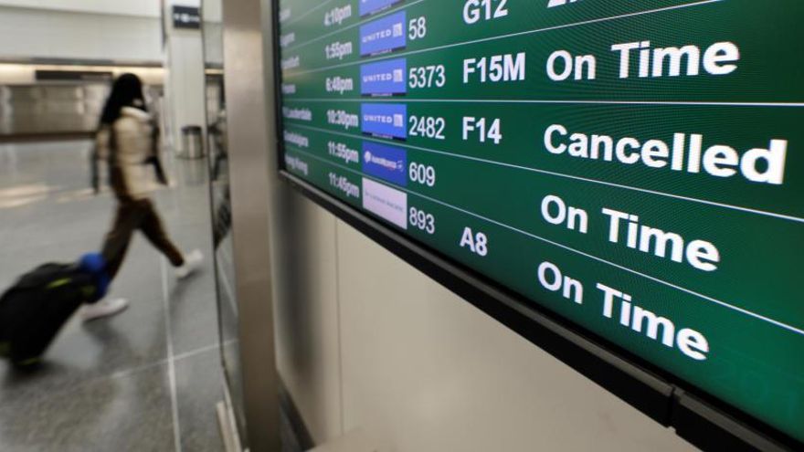 Coronavirus: ya son más de 7.000 los vuelos suspendidos en todo el mundo por ómicron