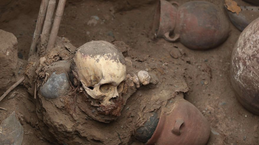 Descubren un entierro prehispánico de más de mil años de antigüedad al instalar tuberías de gas en Lima