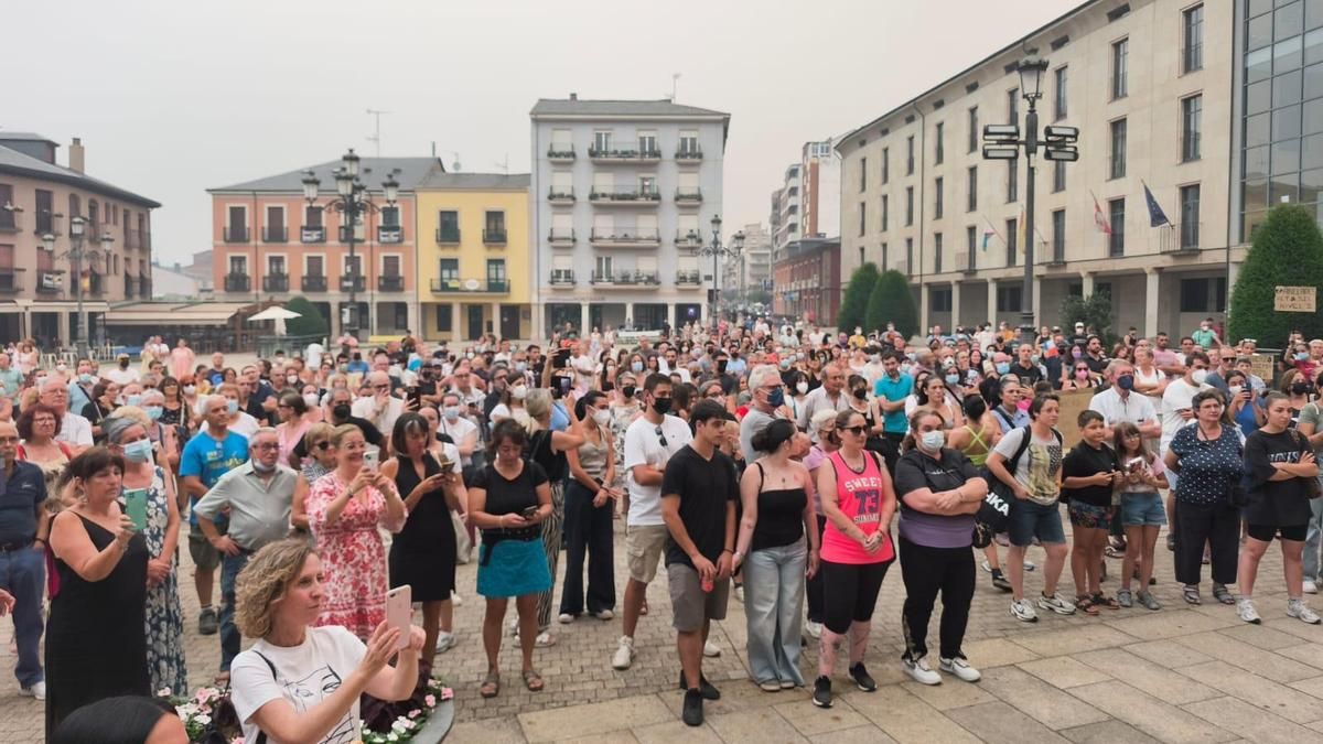 Cerca de 300 personas reclaman en Ponferrada la declaración del nivel 3 de emergencia por los incendios.