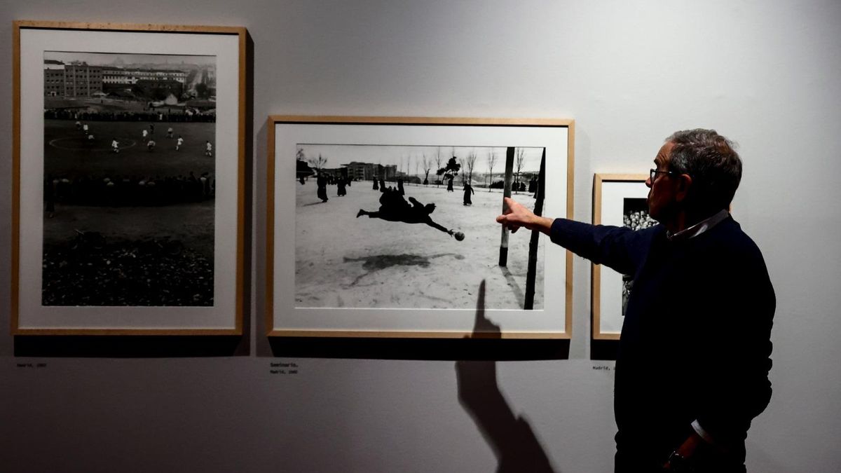 Chema Conesa, comisario de la exposición dedicada a Ramón Masats, en el Centro Niemeyer, en Avilés.