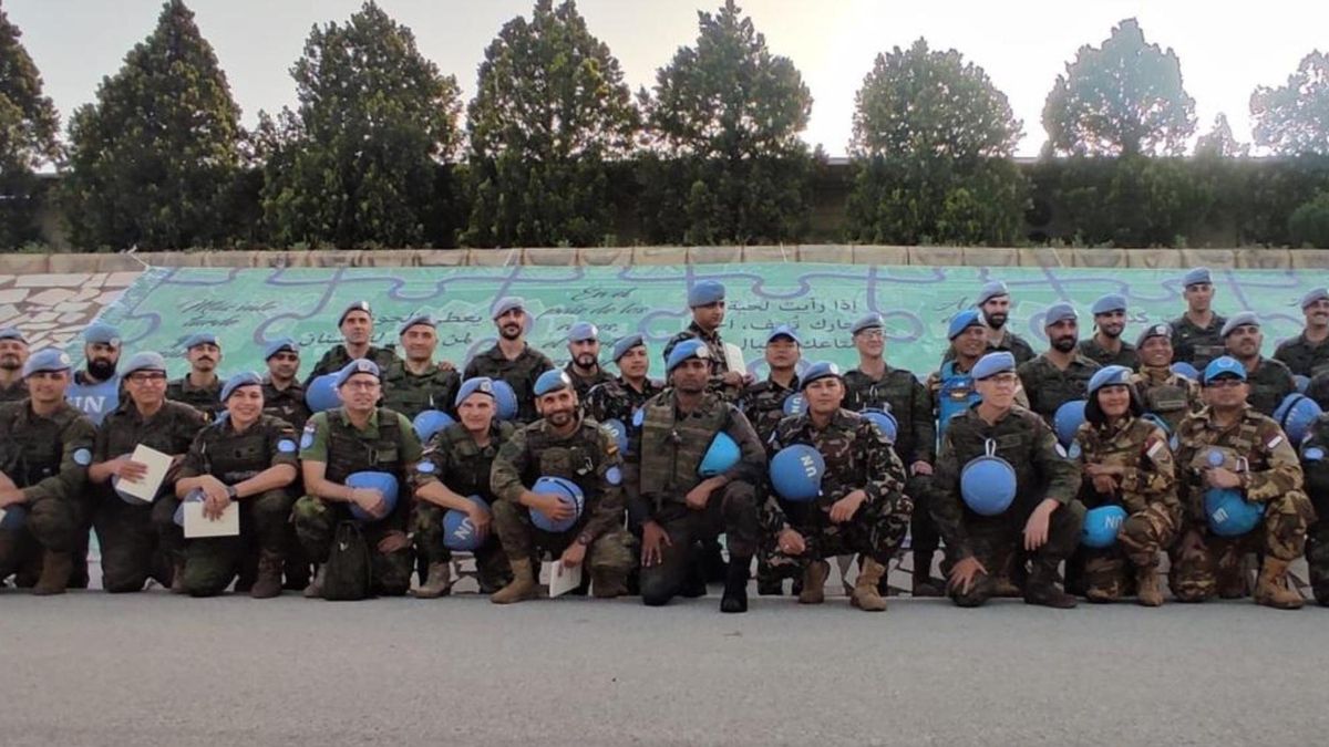 Miembros de la Blue Line entre Líbano e Israel, junto a la 'Alfombra de Proverbios'