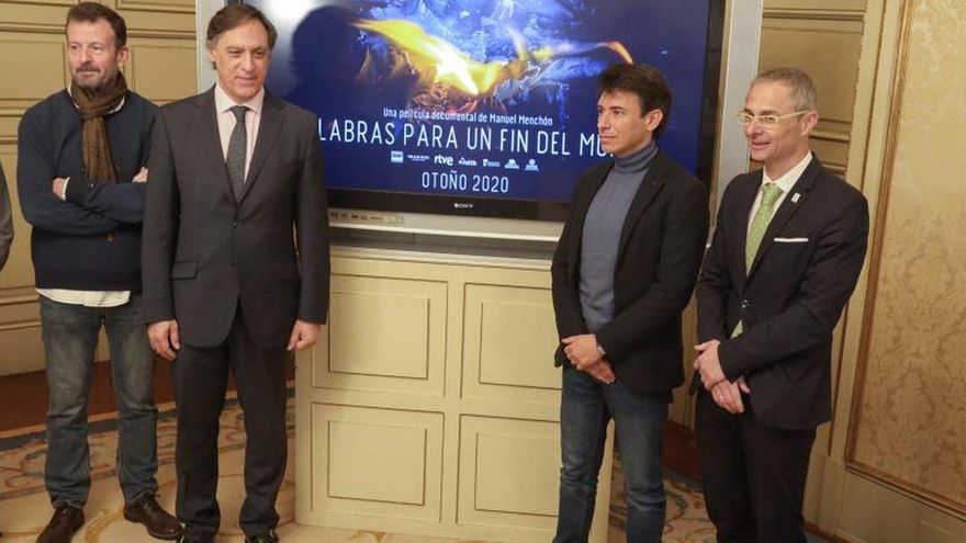 El alcalde de Salamanca, Carlos García Carbayo (2i); el rector de la Universidad de Salamanca, Ricardo Rivero (d); el productor ejecutivo de coproducción de documentales de RTVE, Andrés Luque (i) y el director de la cinta, Manuel Menchón (2d) presentan este miércoles en Valladolid la película documental 'Palabras para un fin del mundo', sobre los hechos protagonizados por Miguel de Unamuno y José Millán-Astray en el Paraninfo de la Universidad de Salamanca el 12 de octubre de 1936.